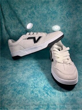 Vans Upland White Black Men’s Low Top Suede Skate Shoes Sneakers Size 11.5
